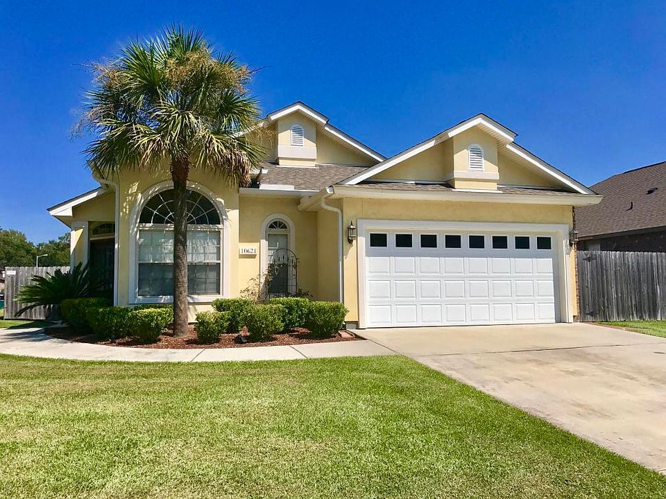 1st image of 10621 Roundhill Dr