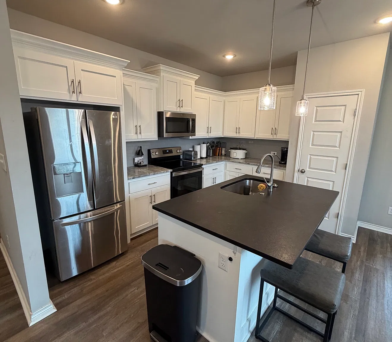3 bed, 1313 sqft, $2,100 — Photo 4
