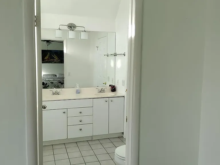 Upstairs full bathroom.
