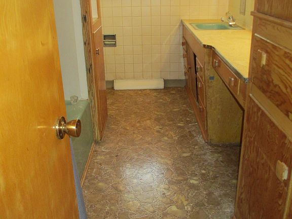 5th image of 402 E Maple St