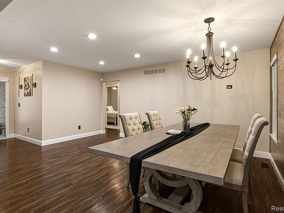 5th image of 39083 Commons Dr