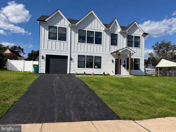 6 Apricot Ln, Levittown, PA 19055