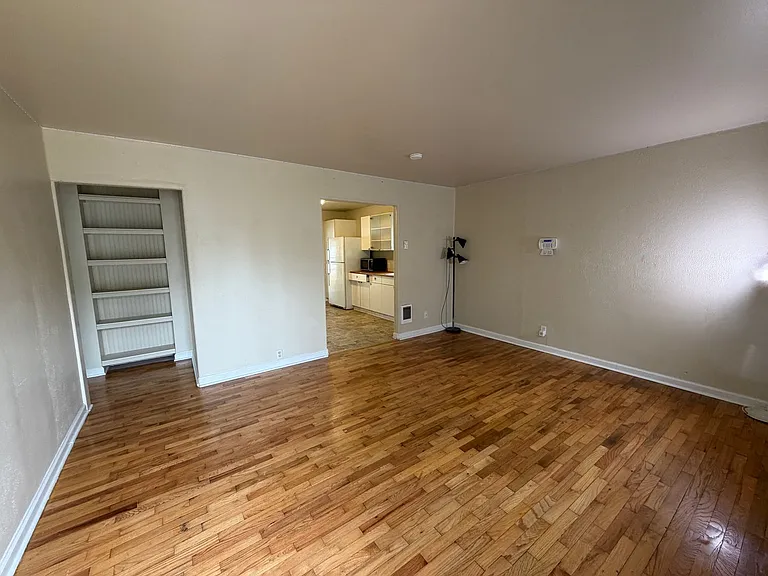 1043 S Oxford St — Photo 2
