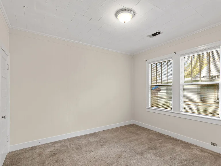 2212 Stanton St — Photo 4