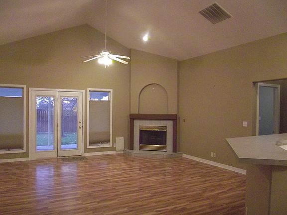 Living Rm-Gas Fireplace