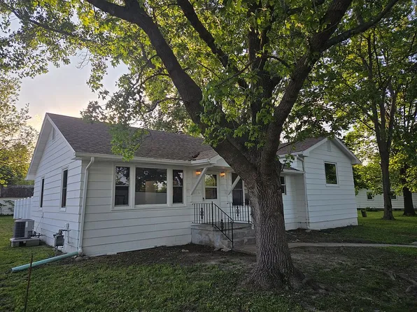 809 S 3rd St, Clarksville, MO 63336
