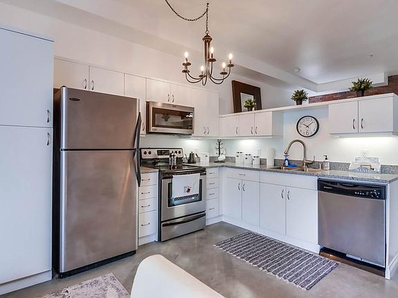 5th image of 889 Date St Unit 128