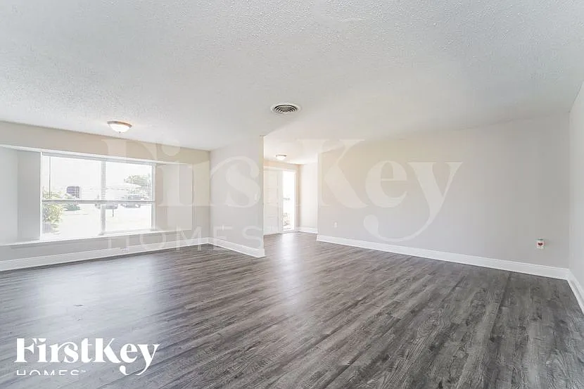3 bed, 2.0 bath, 1619 sqft, $1,895 — Photo 3