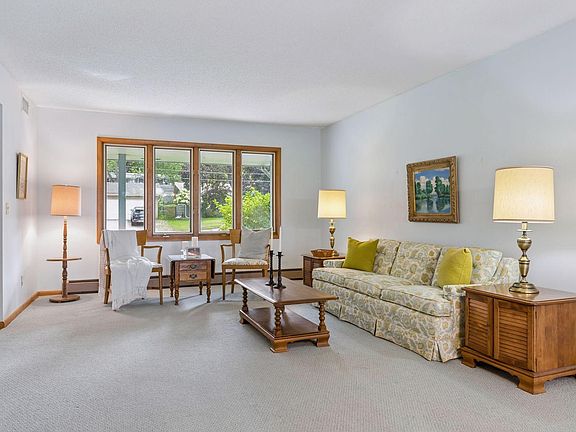 4th image of 3845 Crystal Lake Blvd