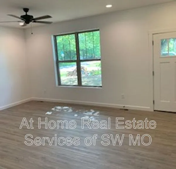 2028 S Lone Pine Ave — Photo 3