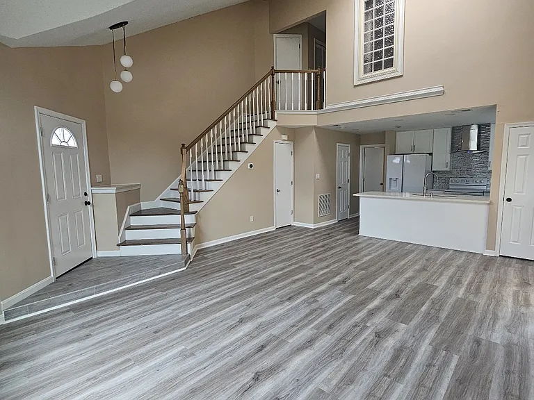 1228 Warwick Dr — Photo 4