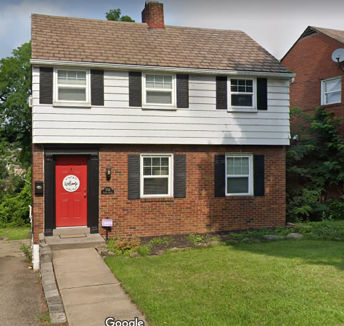 3 Bedroom/ 1 Bathroom House for Rent in Brookline! — Photo 1