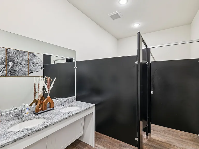 Thornwood Apartments — Photo 9