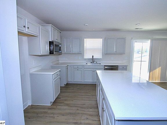 5th image of 210 Wellwood Way