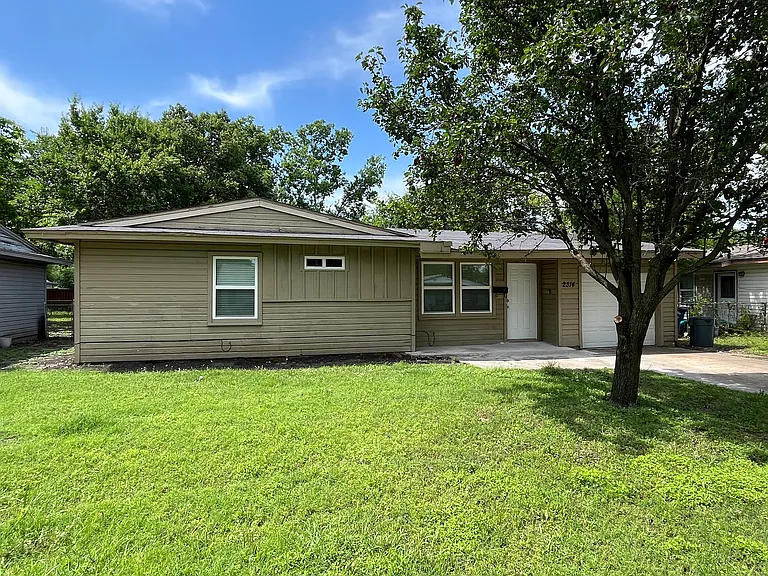 2314 Blyth Dr — Photo 2