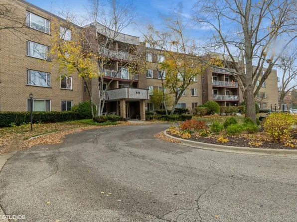 945 E Kenilworth Ave Unit 220, Palatine, IL 60074