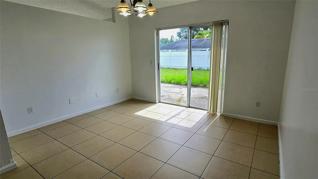 3 bed, 2.0 bath, 1434 sqft, $2,100 — Photo 3