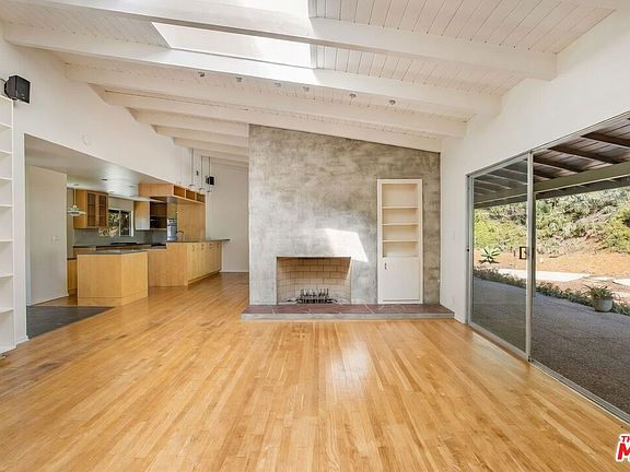 5th image of 1362 Marinette Rd