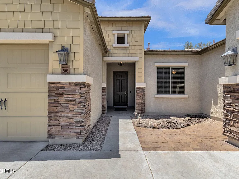 2403 E Robb Ln — Photo 3