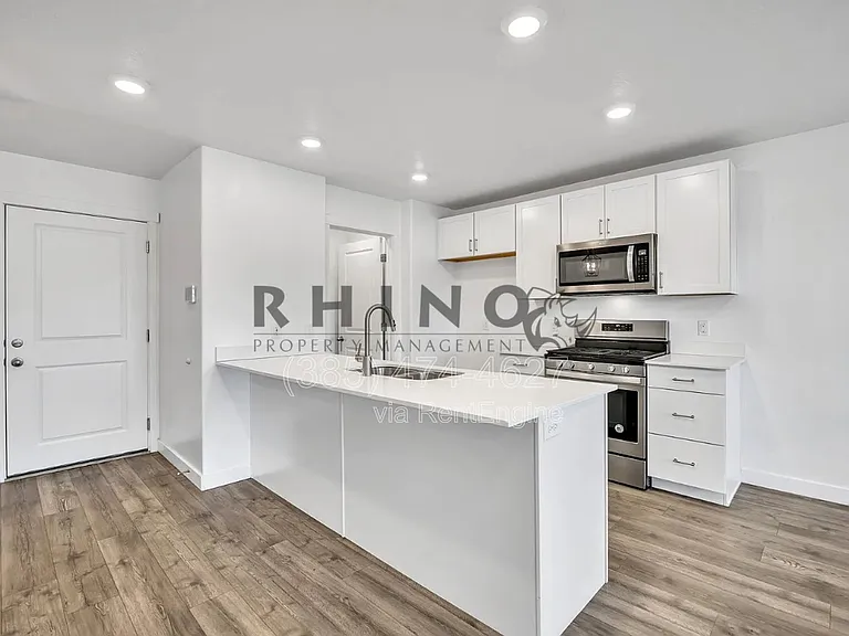 880 N Herman Dr — Photo 3