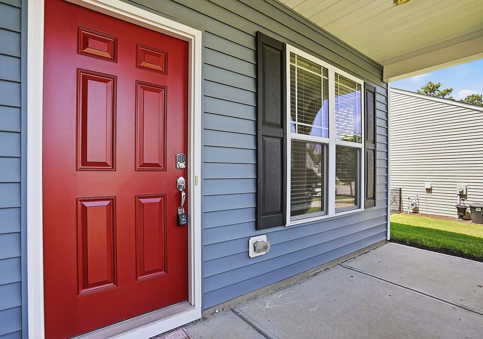 Available Now! 2-Story Home In Desirable Area — Photo 4