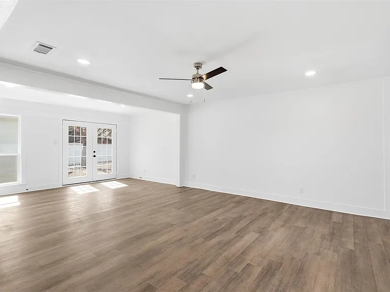 100 Howard Dr — Photo 6