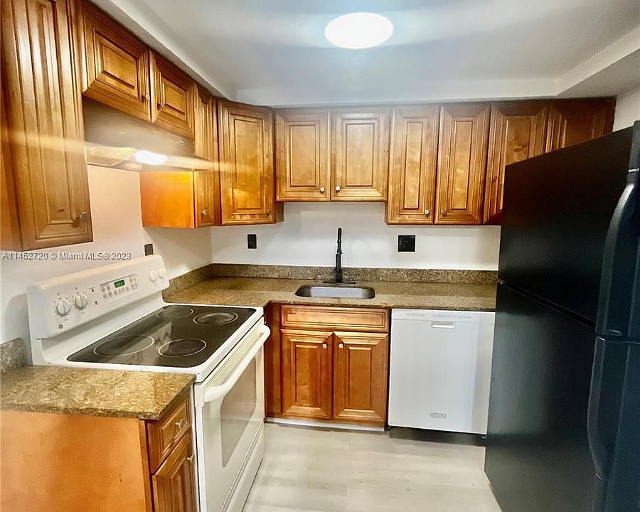 1st image of 1530 NE 136th St #18