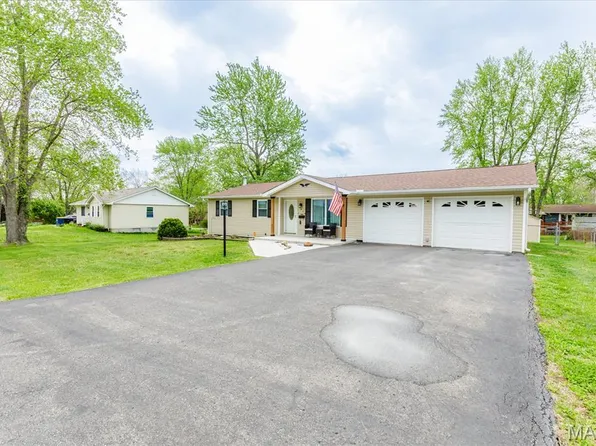 910 Center St, Warrenton, MO 63383