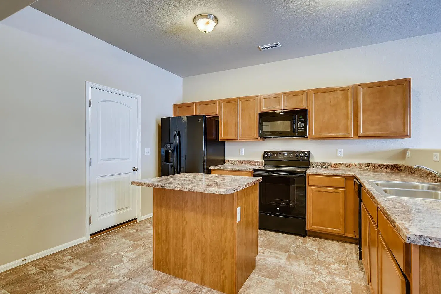 3 bed, 2.5 bath, 1606 sqft, $1,950 — Photo 1