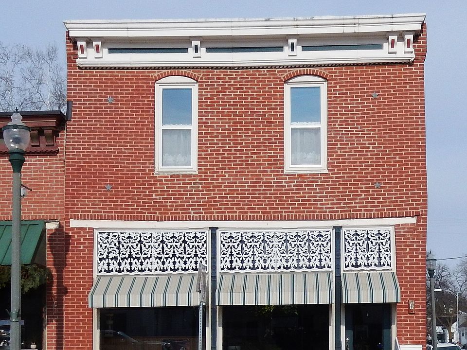 122 E 1st St. Sumner