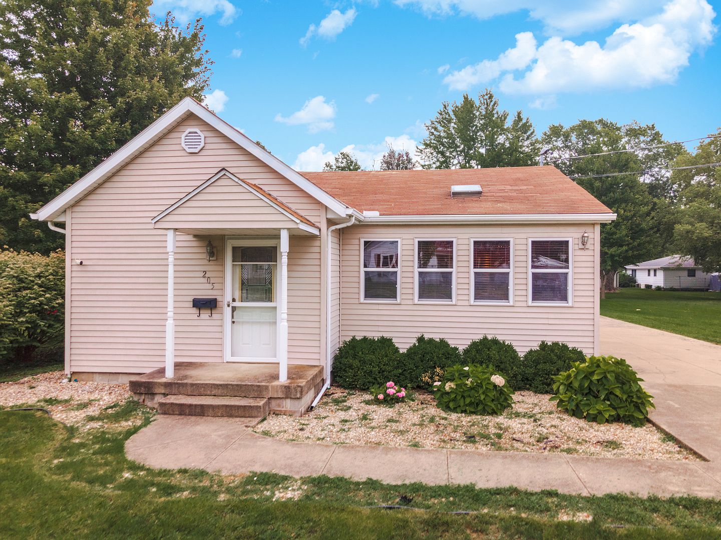 205 N 8th St, Fairbury, IL 61739 Zillow