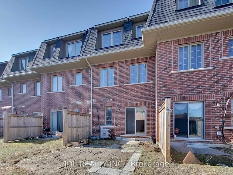 1374 Granrock Cres — Photo 15