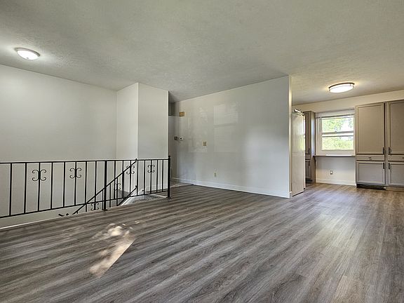 3rd image of 12823 Valley St