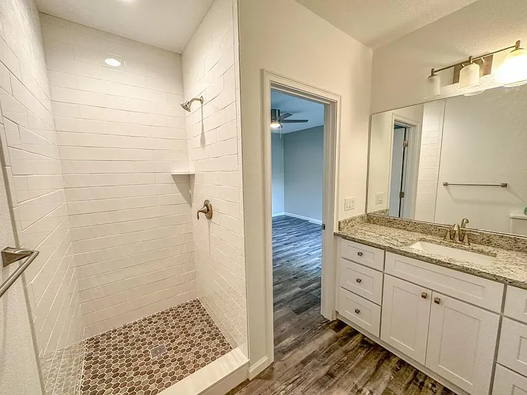 425 Thompson Ave — Photo 6