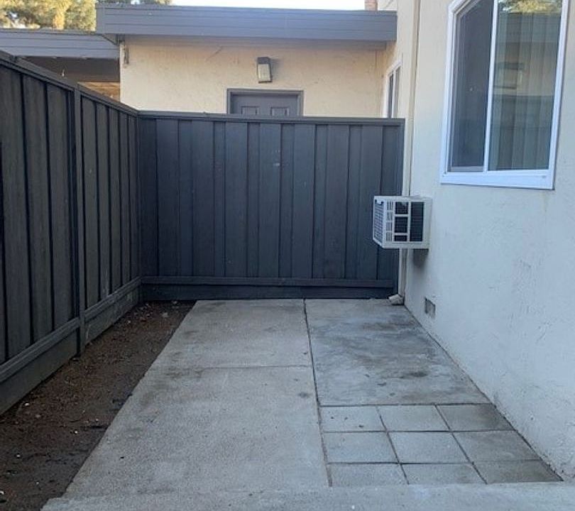 1st image of 935 Ravenscourt Ave Unit 1