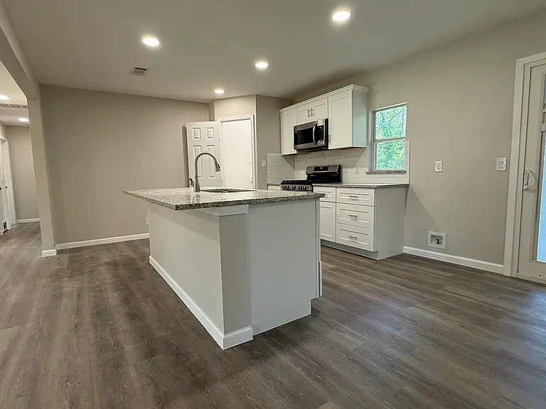 1817 Crescent St — Photo 12