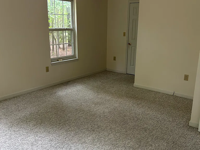 Primary bedroom (1st floor)