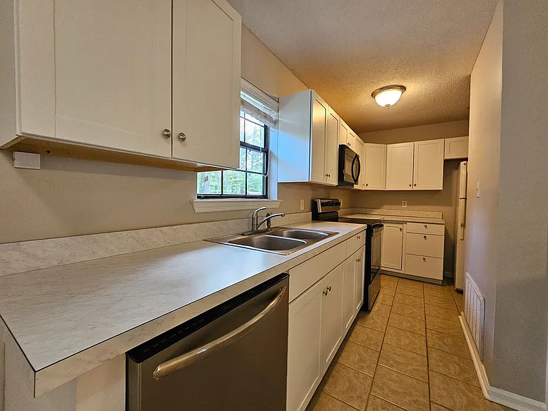 104 Holcomb St — Photo 4