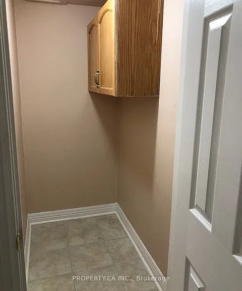 2194 Wildwood Cres E #LOWER — Photo 5