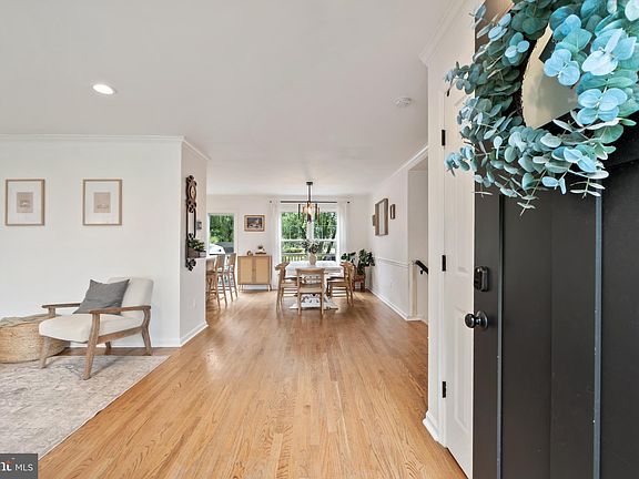5th image of 209 Silverstone Dr
