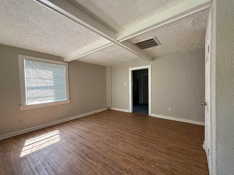516 Magnolia St — Photo 2