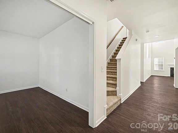 3rd image of 925 Southridge Dr