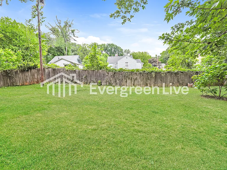 1900 Marion St — Photo 14