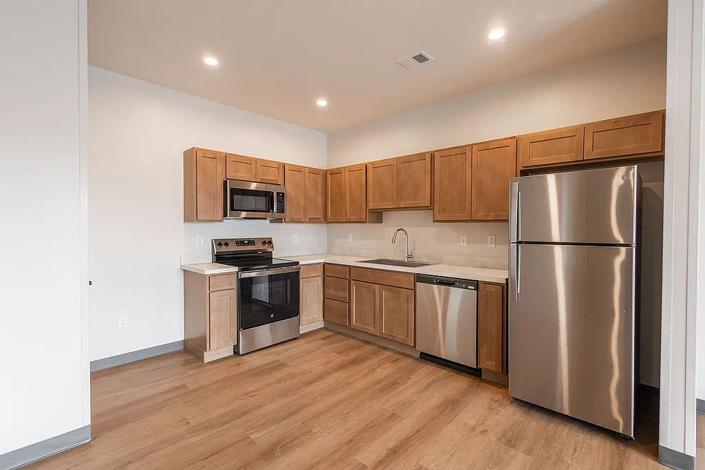 611 Carey Ave N — Photo 4