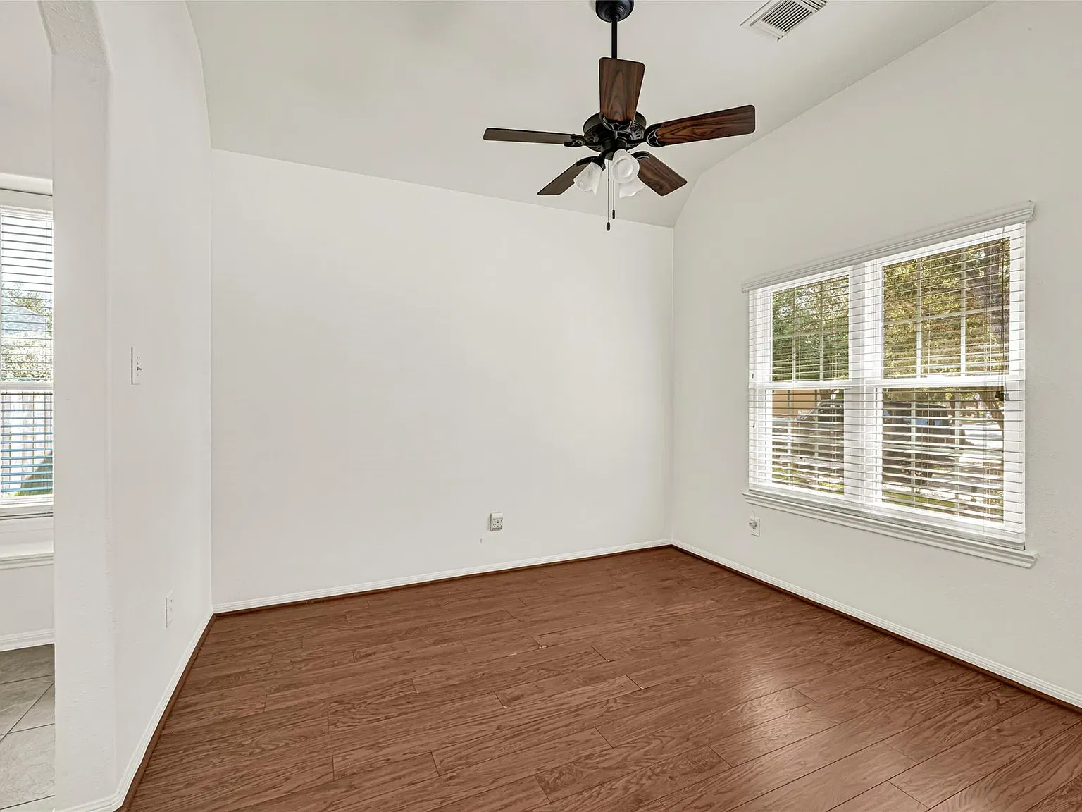 3 bed, 2.0 bath, 1586 sqft, $2,100 — Photo 4