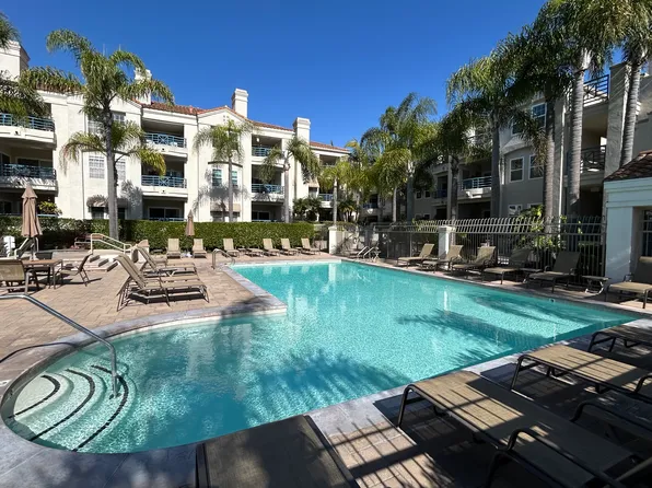 415 Townsquare Ln, Huntington Beach, CA 92648