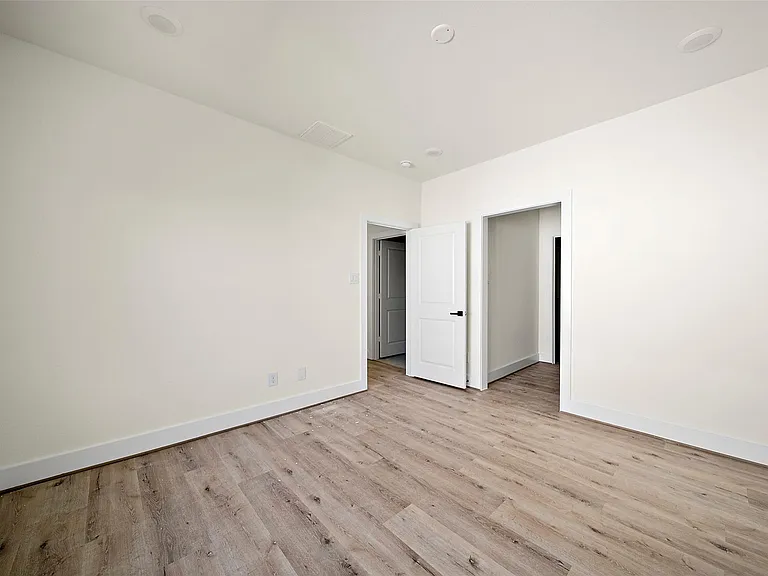 2722 Nagle St — Photo 15