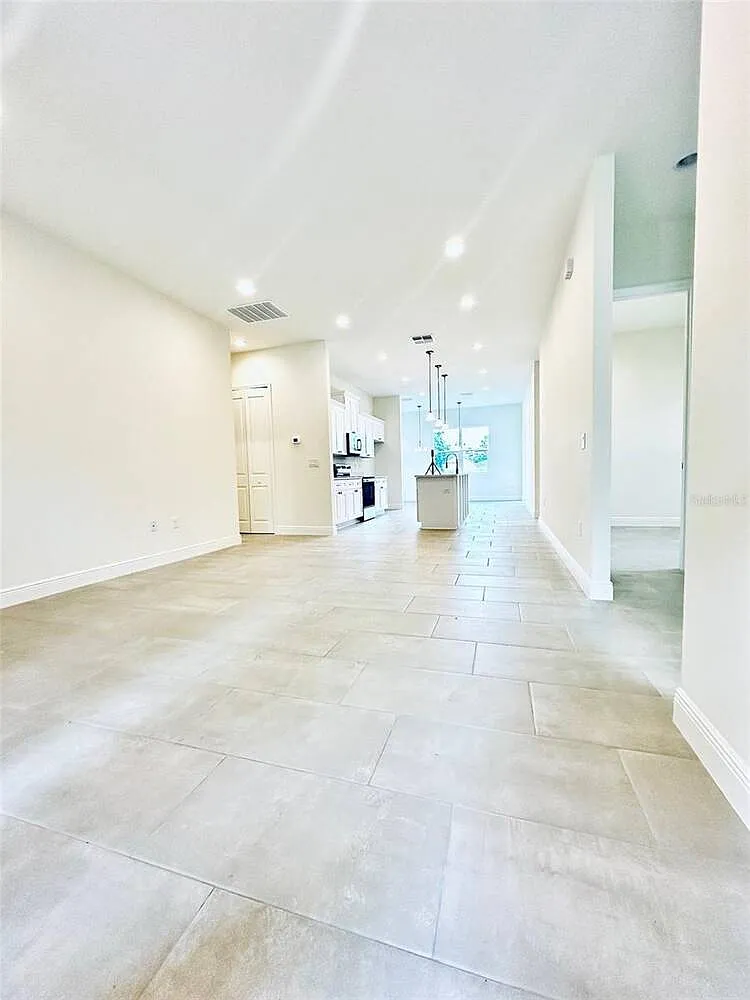 4 bed, 2.0 bath, 2600 sqft, $2,200 — Photo 2
