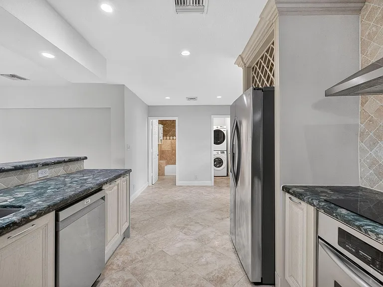 2213 NE 16th St — Photo 19
