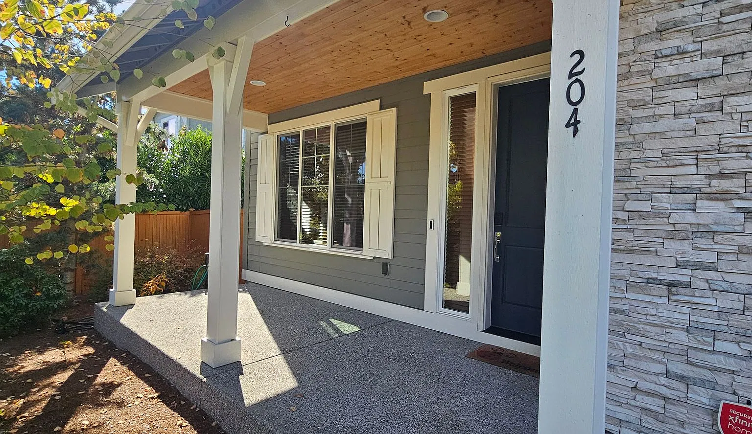 Beautiful Bothell Home with Contemporary Finishes, Spacious Living Areas & Bonus Room — Photo 2